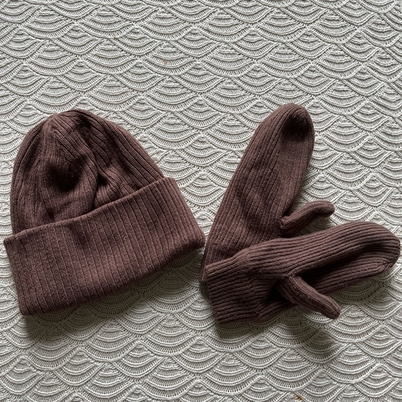 Wilfred Accessories - ✨sold✨Aritzia • Wilfred Free Beanie + Mittens Set ✨